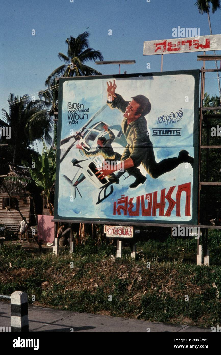 Werbeplakat für einen Film auf einer Straße in Phuket. [Automatisierte Übersetzung] Stockfoto