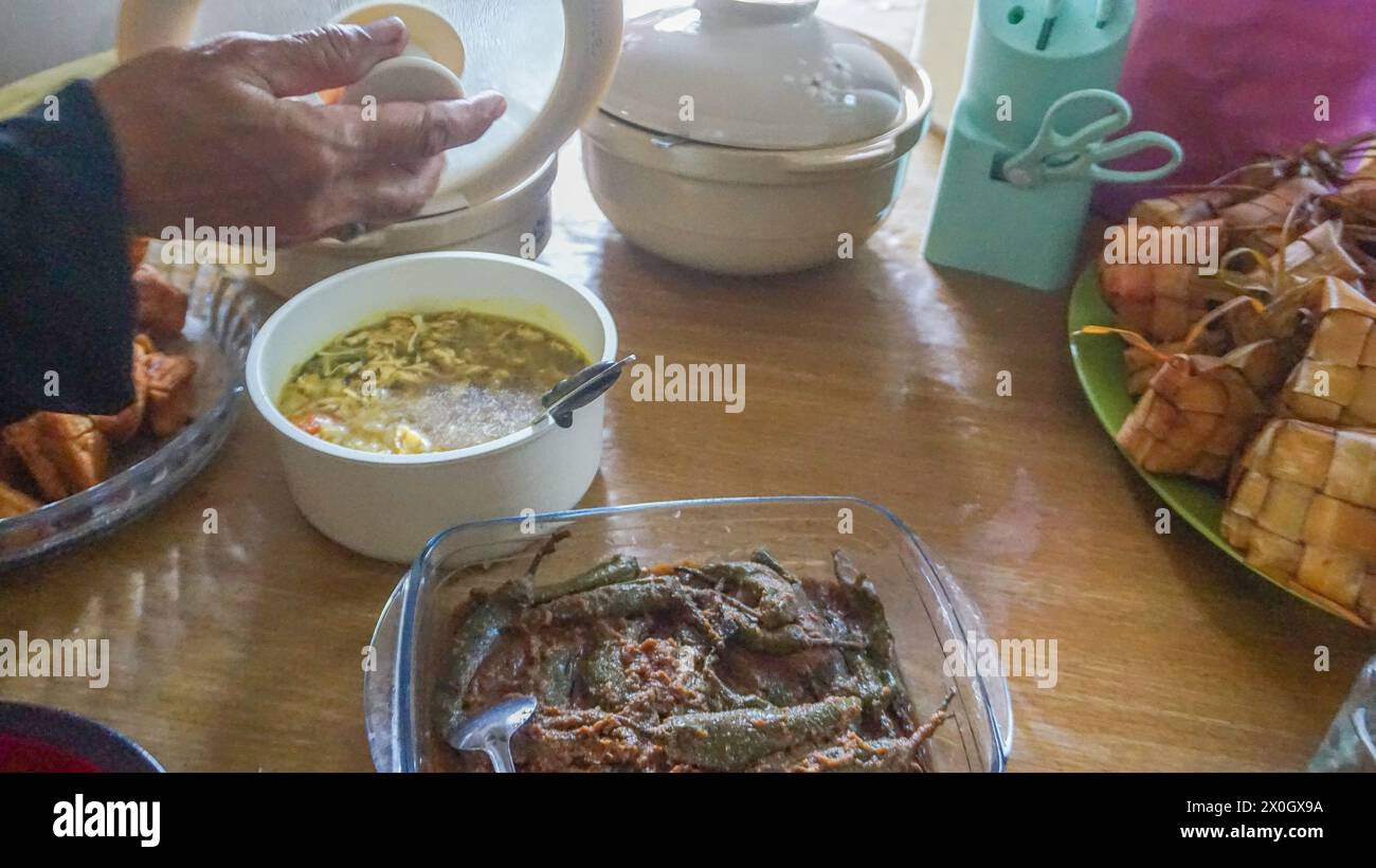 Ketupat oder Reisknödel ist ein traditionelles indonesisches Essen, das auf Eid serviert wird Stockfoto