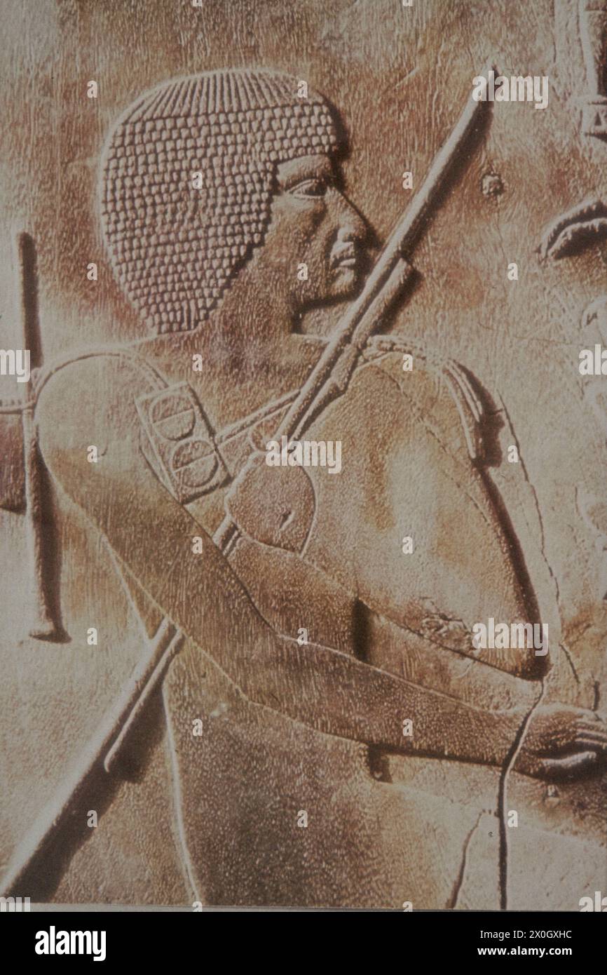 Ein Holzrelief aus dem Grab Hesires in Sakkara für die Ausstellung im ägyptischen Nationalmuseum zeigt Hesire als Würdenträger mit einem Schreibinstrument. [Automatisierte Übersetzung] Stockfoto