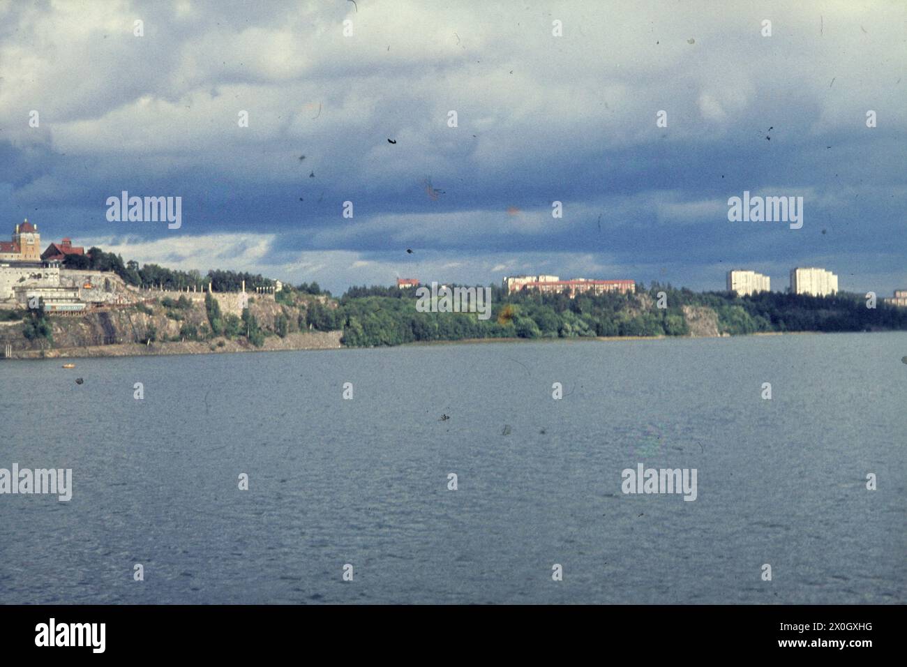 Blick von der Brücke Lidingöbron auf die Insel Lidingö. [Automatisierte Übersetzung] Stockfoto