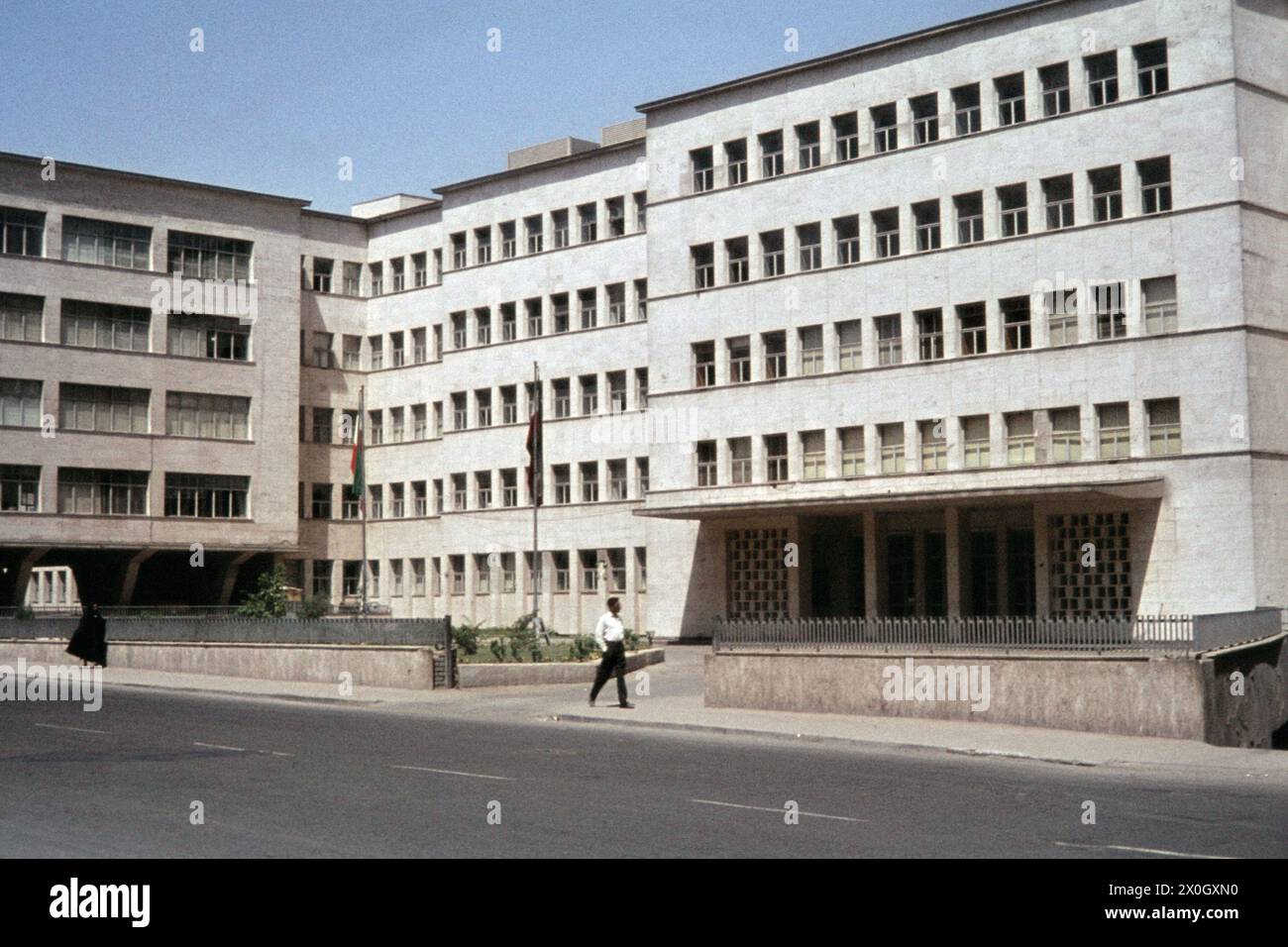 Ein Mann passiert den Eingang zum Wirtschaftsministerium in Teheran. [Automatisierte Übersetzung] Stockfoto