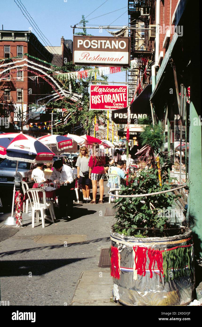 Straßenszenen in Little Italy in New York mit vielen Leuten auf der Straße vor den Cafés. [Automatisierte Übersetzung] Stockfoto