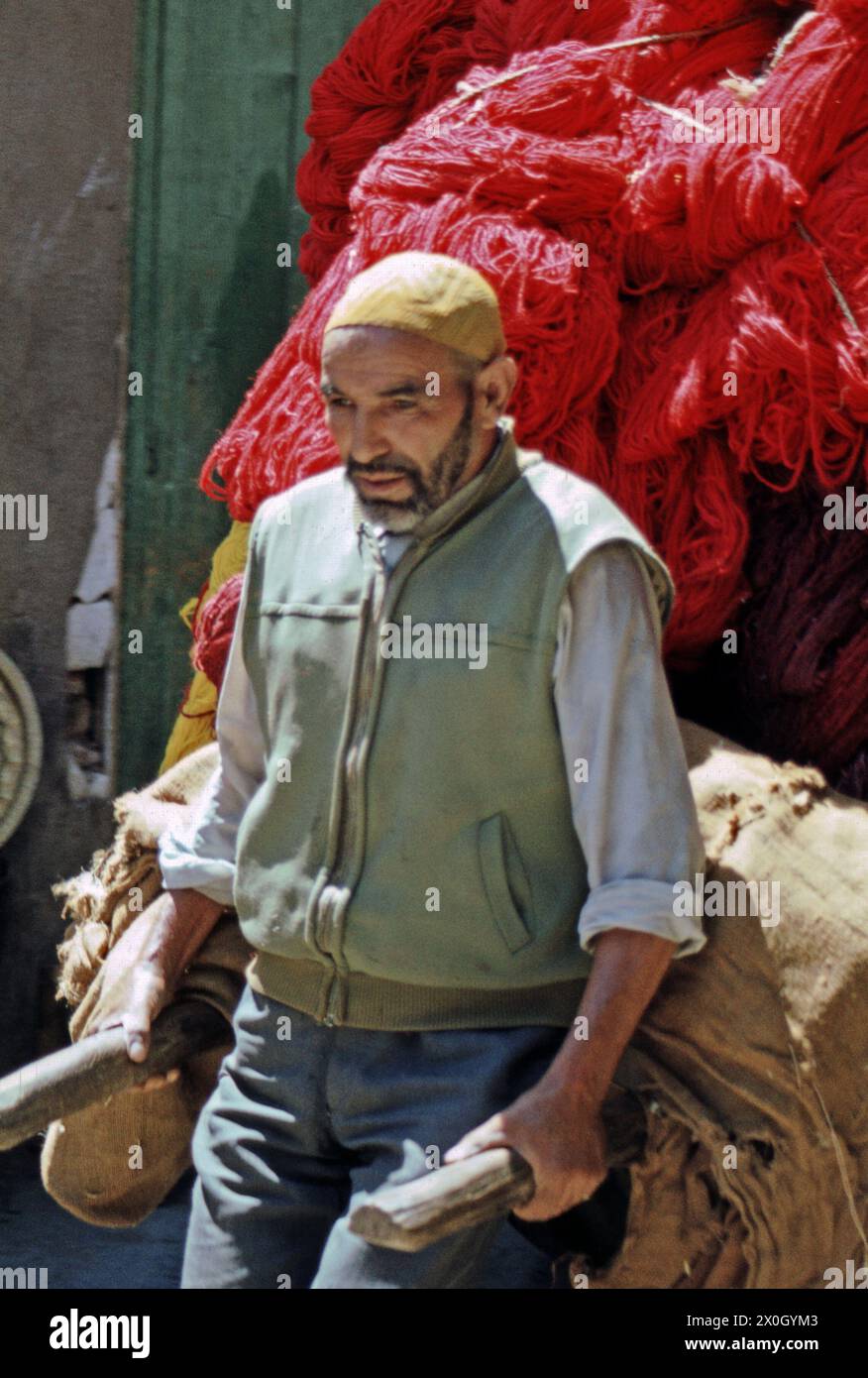 Gefärbte Wolle in den Souks von Marrakesch, Marokko [automatisierte Übersetzung] Stockfoto