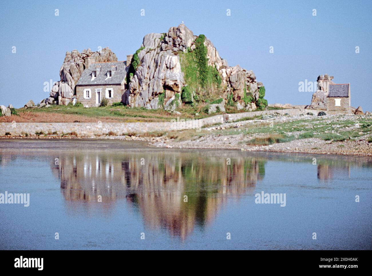 Haus zwischen Felsen bei Treguier, Cotes-du-Nord, Bretagne, Frankreich [automatisierte Übersetzung] Stockfoto
