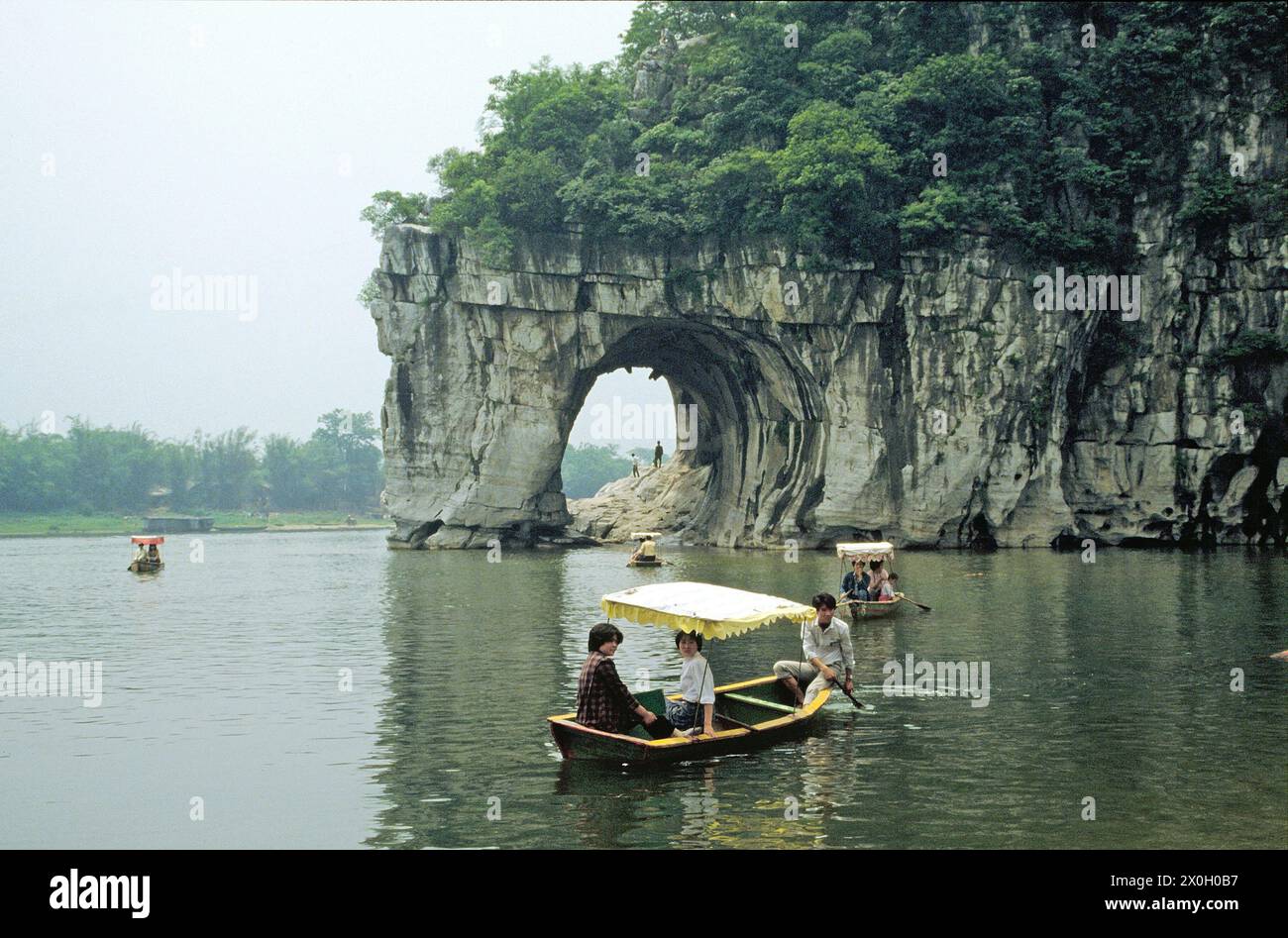 Touristen in Elephant Hill am Fluss Li bei Guilin in der Provinz Gunagxi [automatisierte Übersetzung] Stockfoto
