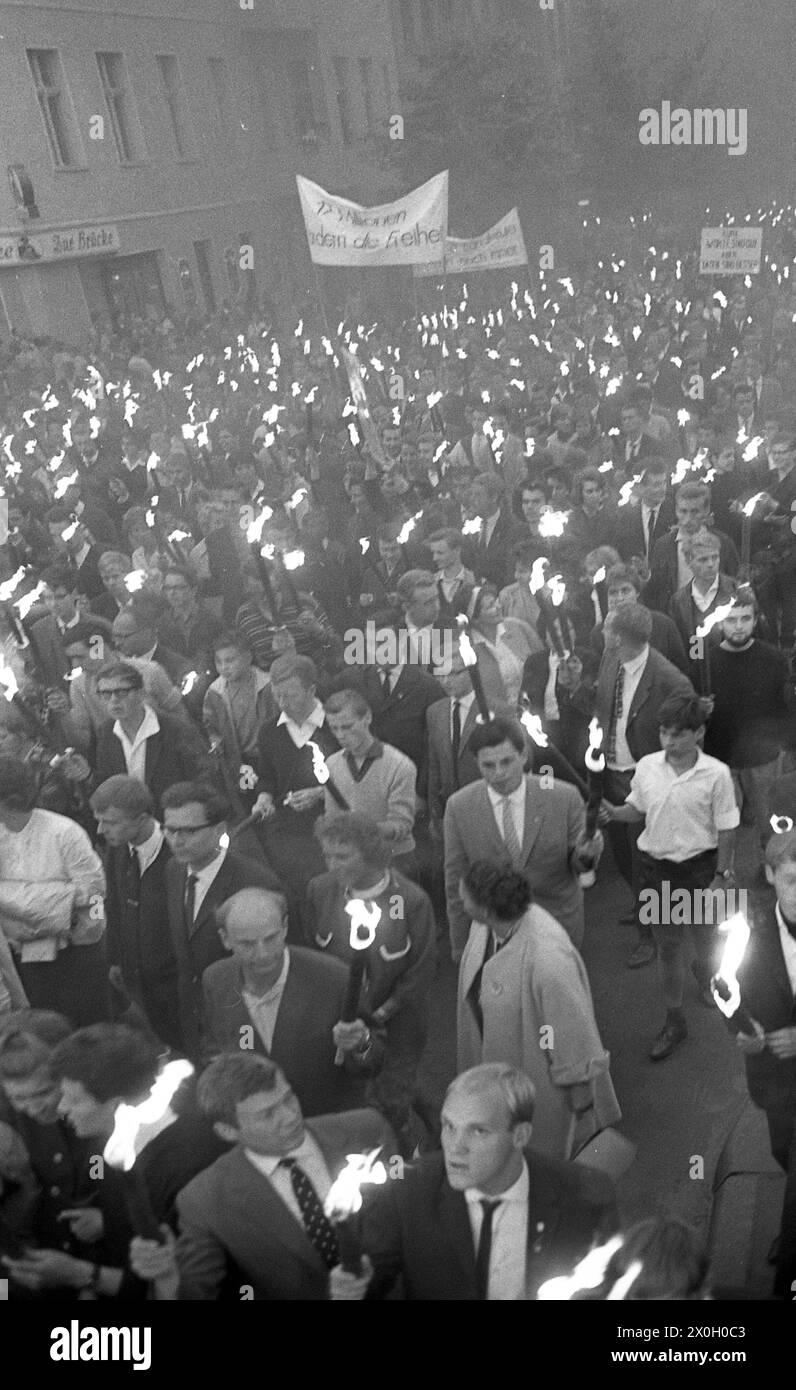 Die demonstranten März mit Fackeln und Fahnen durch Kreuzberg anlässlich des ersten Jahrestages des Baus der Berliner Mauer. Stockfoto