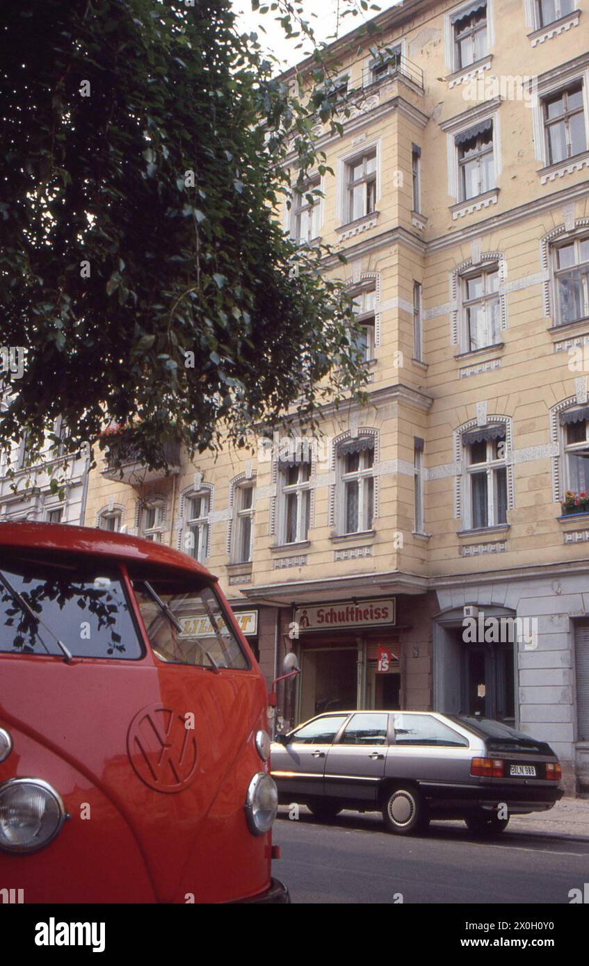 Ein VW-Transporter in einem Wohngebiet in Berlin-Charlottenburg. Stockfoto