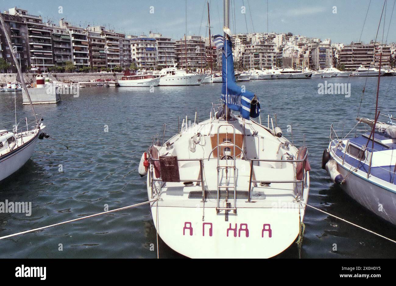 Der Yachthafen von Piräus mit Booten und Häusern im Hintergrund. Stockfoto