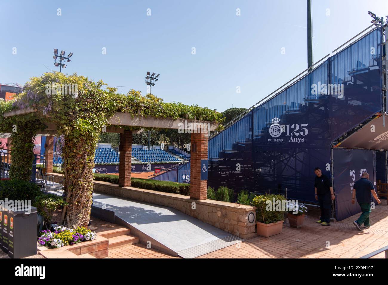 Barcelona, Spanien. April 2024. Letzte Vorbereitungen vor Beginn der 71. ATP Conde de de Godo Trophy in Barcelona, &#x200b;&#x200b;mit Anwesenheit von Rafa Nadal oder Carlos Alcaraz.&#xda;ltimos präparativos antes del inicio del 71 Trofeo ATP Conde de Godo en Barcelona, con la presencia de Rafa Nadal o Carlos Alcaraz.News cronaca -Barcelona, Spanien, Freitag, Spanien april 2024 (Foto: Eric Renom/LaPresse) Credit: LaPresse/Alamy Live News Stockfoto