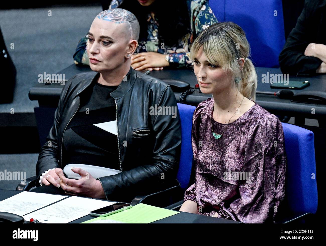 Berlin, Deutschland. April 2024. Tessa Ganserer (Bündnis 90/die Grünen, l) und Nyke Slawik (Bündnis 90/die Grünen) während der 164. Bundestagssitzung. Gegenstand der Debatte ist das Selbstbestimmungsgesetz. Quelle: Britta Pedersen/dpa/Alamy Live News Stockfoto