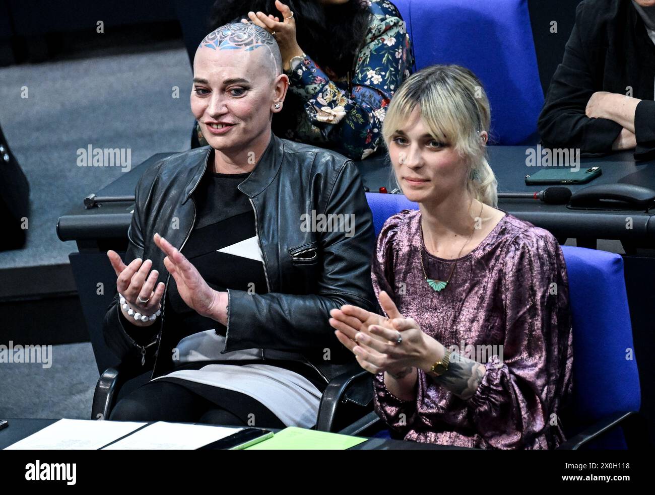 Berlin, Deutschland. April 2024. Tessa Ganserer (Bündnis 90/die Grünen, l) und Nyke Slawik (Bündnis 90/die Grünen) während der 164. Bundestagssitzung. Gegenstand der Debatte ist das Selbstbestimmungsgesetz. Quelle: Britta Pedersen/dpa/Alamy Live News Stockfoto