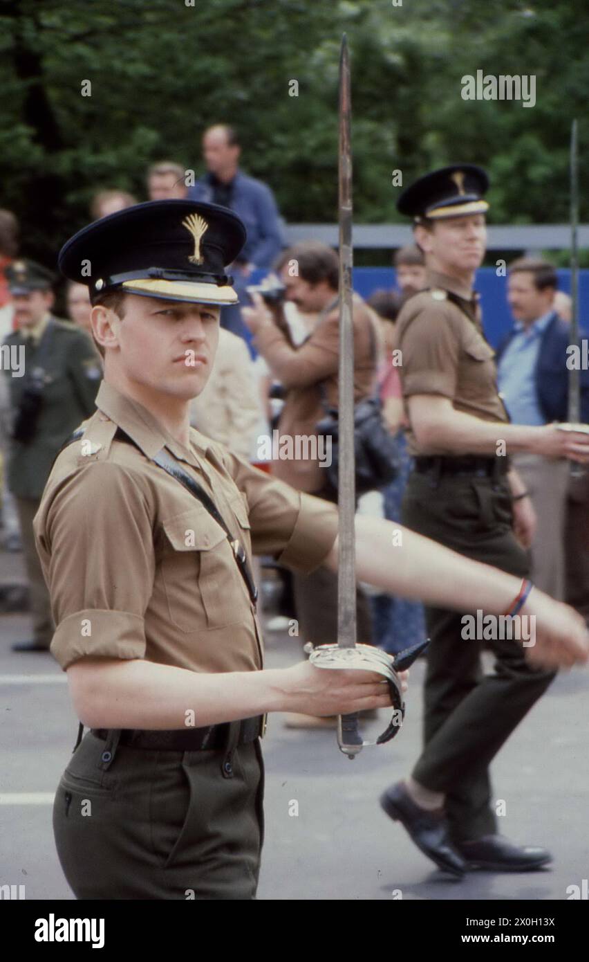 Ein britischer Soldat präsentiert sein Schwert bei einer Militärparade der Alliierten in Berlin. Stockfoto