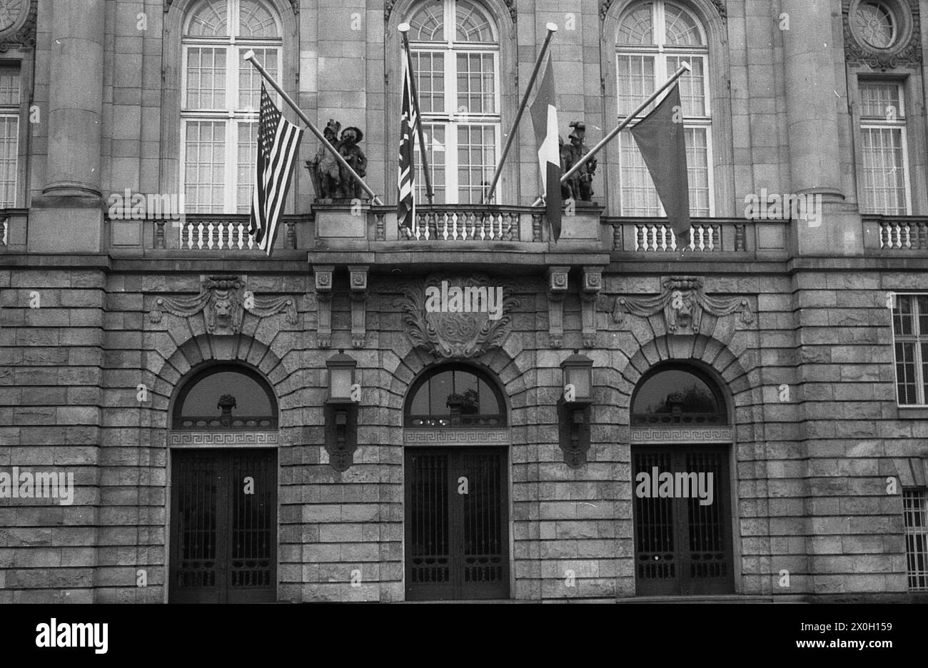 Der Bau des Alliierten Kontrollrates in Berlin Schöneberg mit den Flaggen der Alliierten (USA, Großbritannien, Frankreich, Sowjetunion). Stockfoto