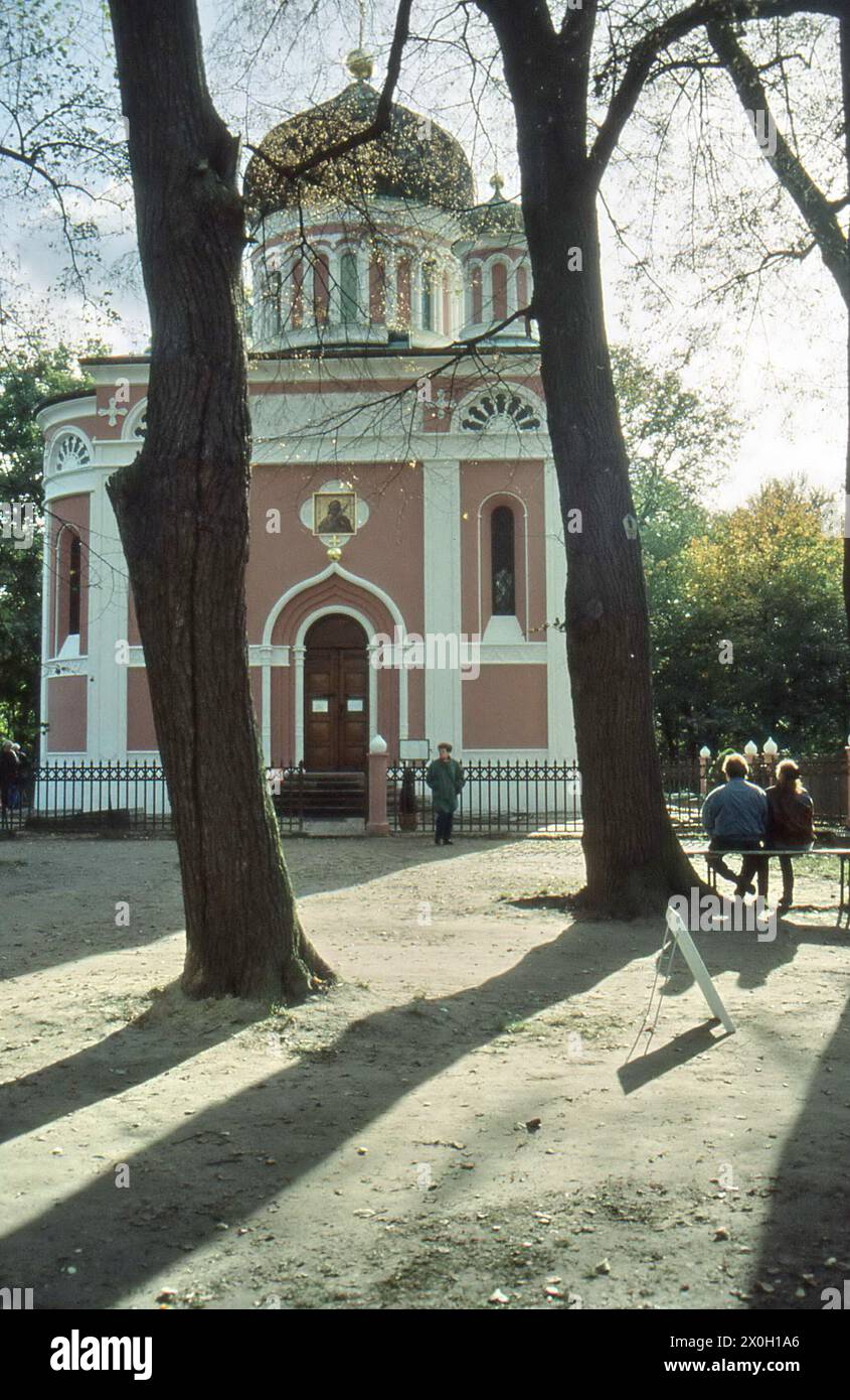 Die Alexander-Newski-Gedächtniskirche auf dem Kapellenberg in der russischen Kolonie Alexandrowka in Potsdam. Auf der rechten Seite des Bildes ein Paar auf einer Bank. [Automatisierte Übersetzung] Stockfoto