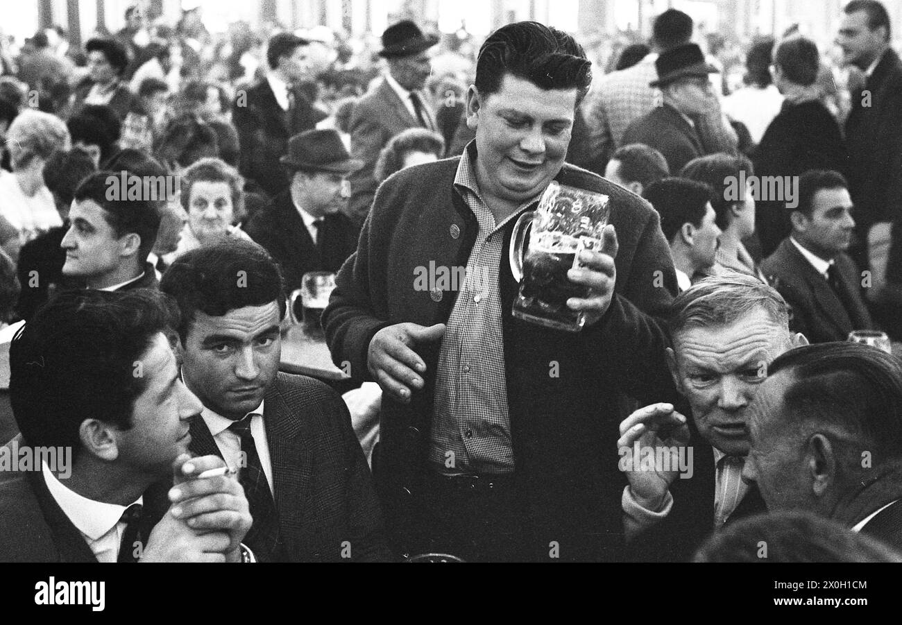 Besucher auf dem Oktoberfest in München. [Automatisierte Übersetzung] Stockfoto