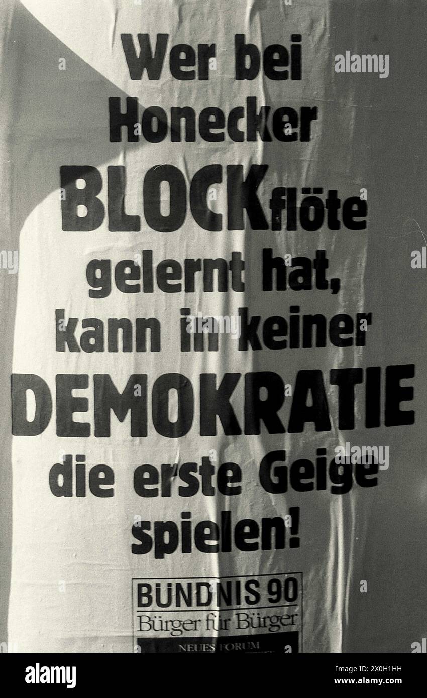 Poster der Allianz 90/die Grünen in Potsdam mit den Worten "Wer unter Honecker das Blockflötenspiel gelernt hat, kann in keiner Demokratie die Hauptgeige spielen!". Stockfoto