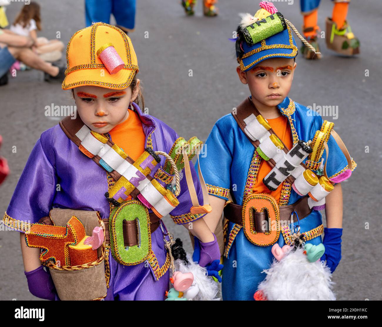 Kinder in sehr aufwendigen Kostümen bei der Karnevalsparade auf Teneriffa 2024 Stockfoto