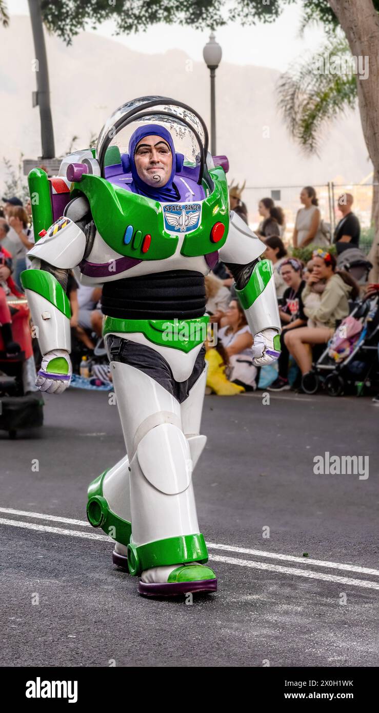 Menschen in aufwendigen Kostümen marschieren bei der Karnevalsparade von Teneriffa, 2024 Stockfoto