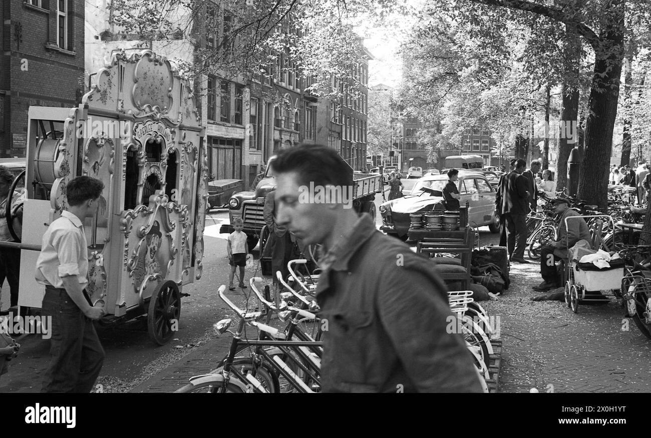 Blick auf das Stadtleben in Amsterdam. Auf der linken Seite befindet sich eine kunstvoll verzierte Orgel. [Automatisierte Übersetzung] Stockfoto