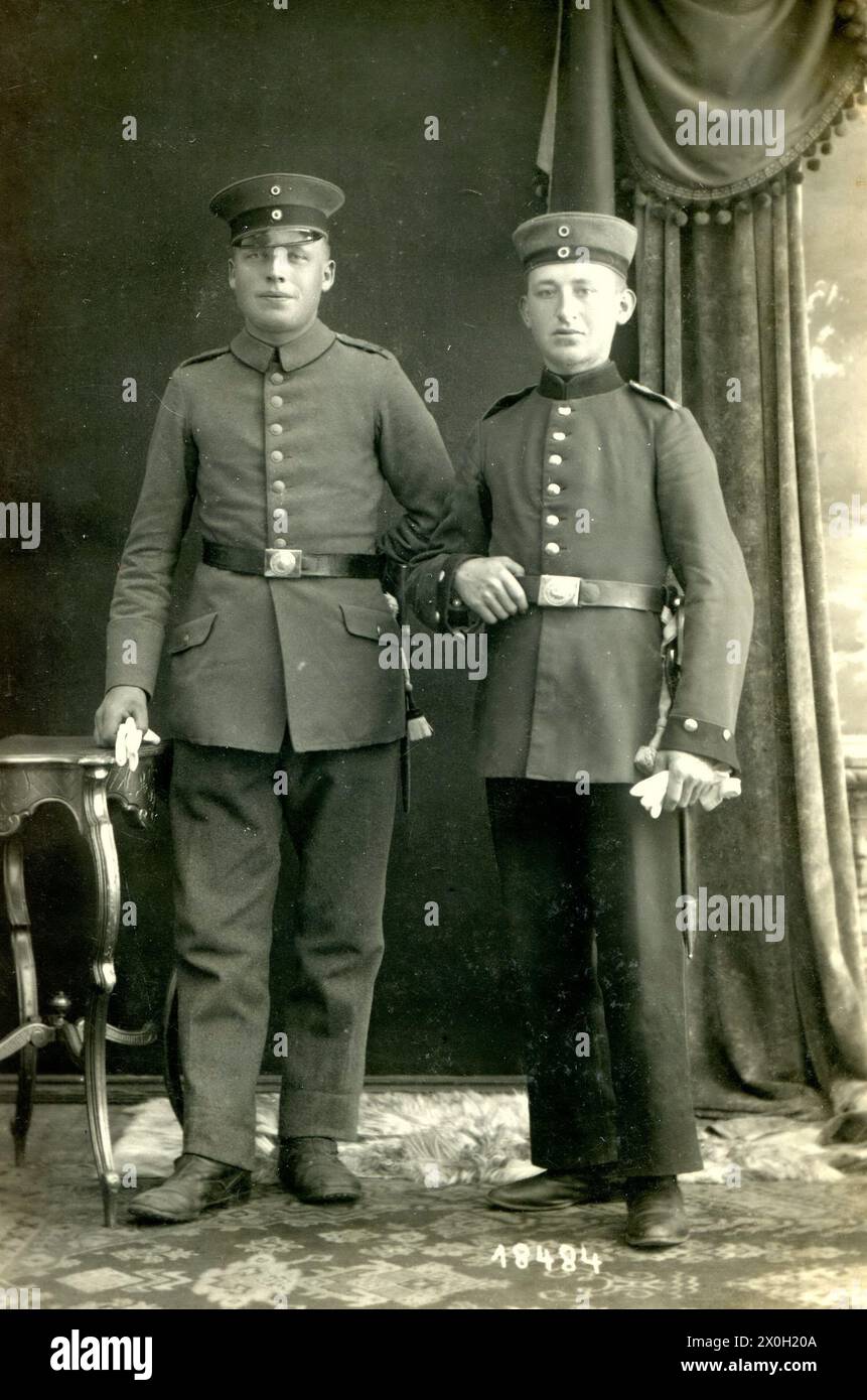 Porträt zweier Soldaten in einem Raum mit Vorhängen und Stuhl. Stockfoto