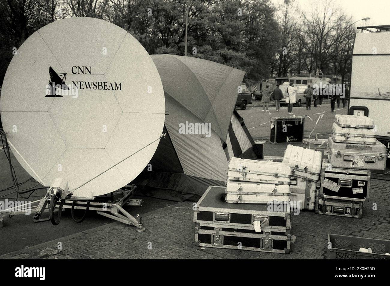 Eine Satellitenschüssel von CNN NEWSBEAM, um die Öffnung der Mauer am Brandenburger Tor zu übertragen. Stockfoto