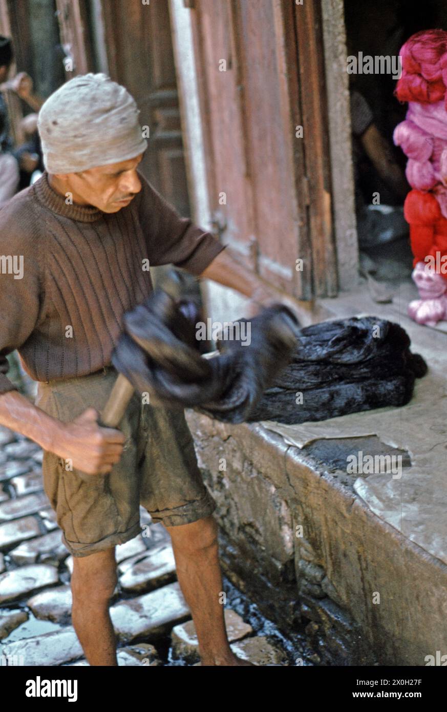 Wollfärber in den Souks von Fès, Marokko [automatisierte Übersetzung] Stockfoto