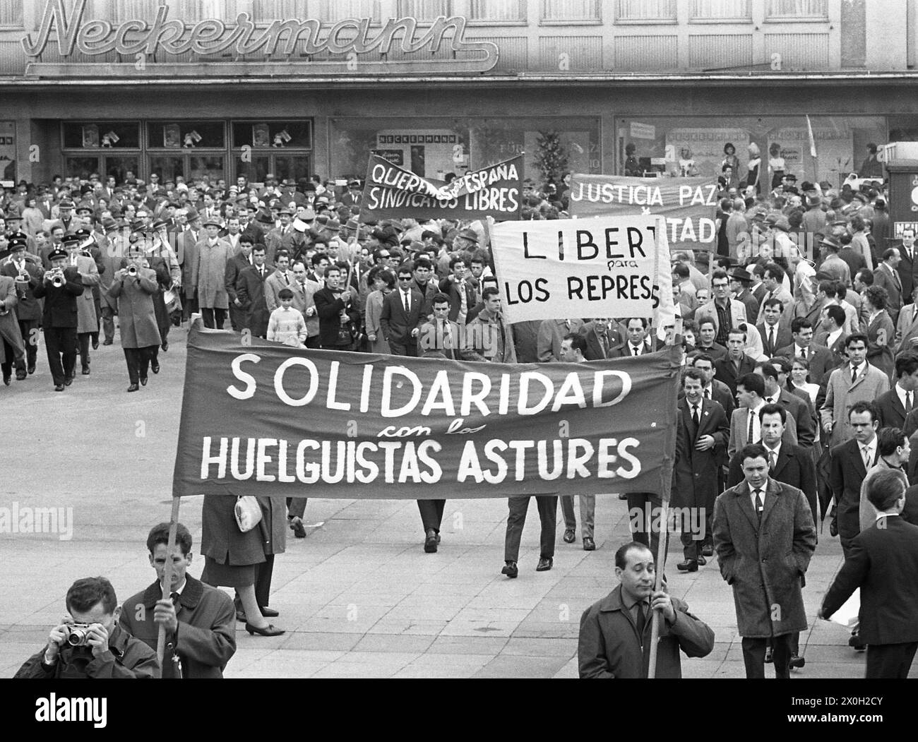 Mai-Rallye in Mülheim an der Ruhr. Das Bild zeigt ein Banner mit der Inschrift „Solidaridad con los huelguistas astures“ (Solidarität mit den asturischen Streikern). [Automatisierte Übersetzung]“ Stockfoto