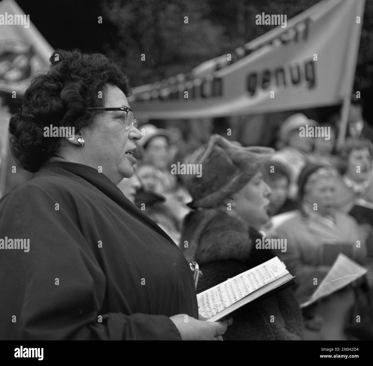 Mai-Rallye in Mülheim an der Ruhr. Das Bild zeigt eine singende Frau. [Automatisierte Übersetzung] Stockfoto