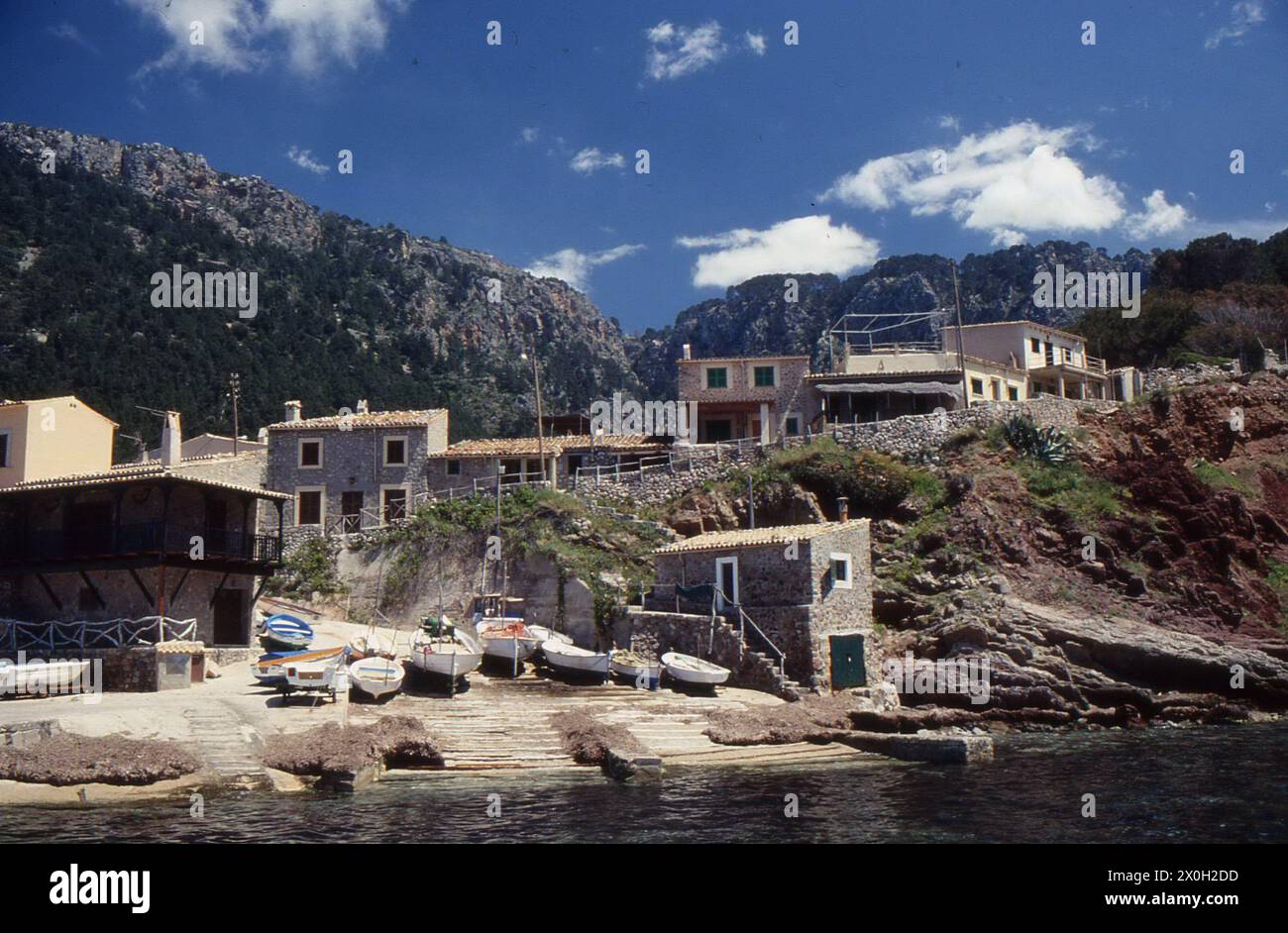 Häuser und Boote in Port de Valldemossa auf Mallorca (undatiertes Bild). Stockfoto