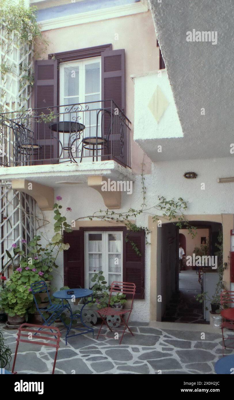 Blick auf den Innenhof eines Hotels in der Stadt Ägina. Stockfoto