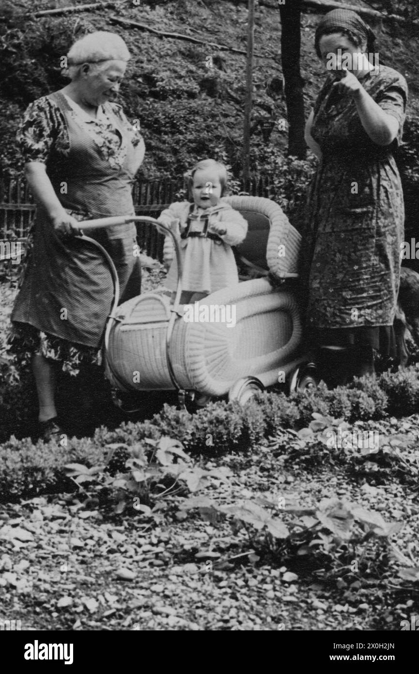 Großmutter, Mutter und Kind im Kinderwagen in Endorf im Sauerland. Stockfoto