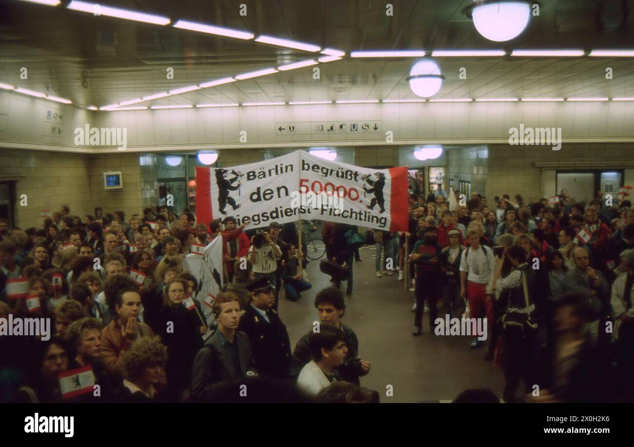 Eine Demonstration gegen die Wehrpflicht in der Bundesrepublik Deutschland und die Begrüßung gewissenhafter Flüchtlinge in West-Berlin. Das Banner trägt die Aufschrift „Berlin begrüßt den 50000. Gewissenhaften Flüchtling“. Stockfoto