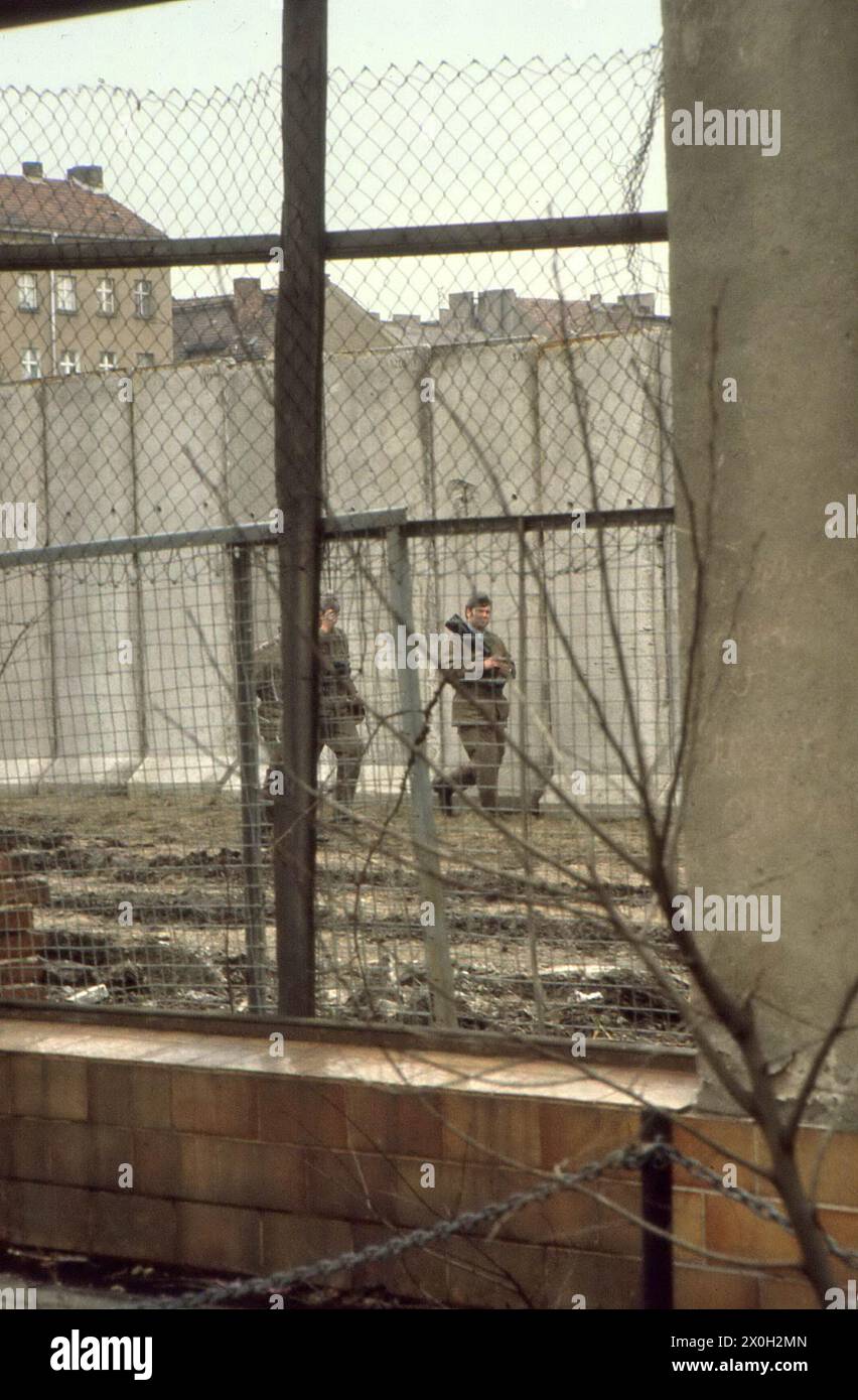 DDR-Grenzschutzbeamte patrouillieren in der Bernauer Straße in Berlin. Stockfoto