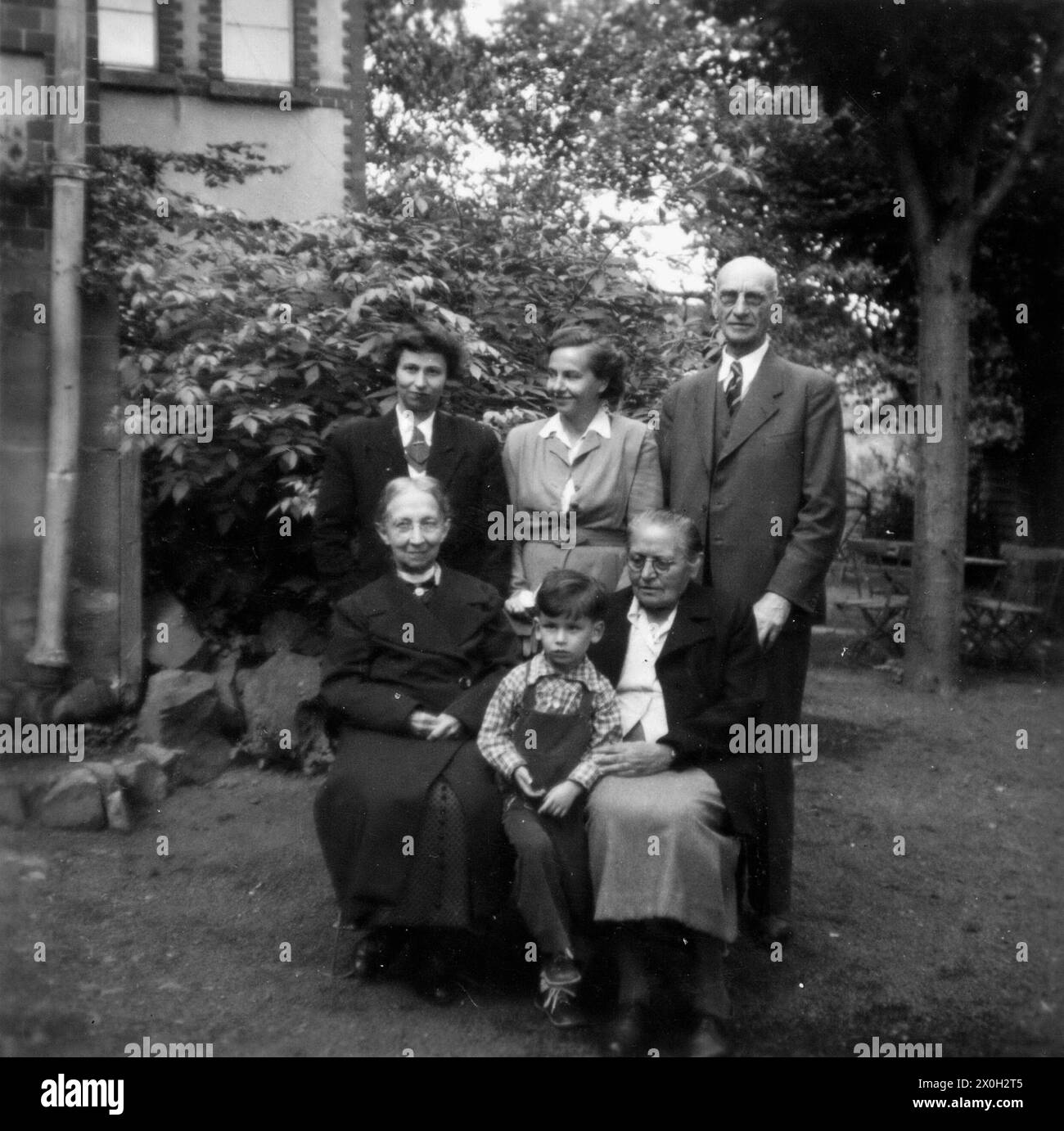 Eine Familie im Garten eines Hauses. Stockfoto