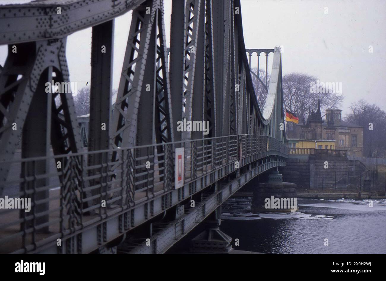 Blick auf die Glienicke-Brücke von West-Berlin nach Potsdam. Im Hintergrund rechts befindet sich die Villa Schöningen. Stockfoto