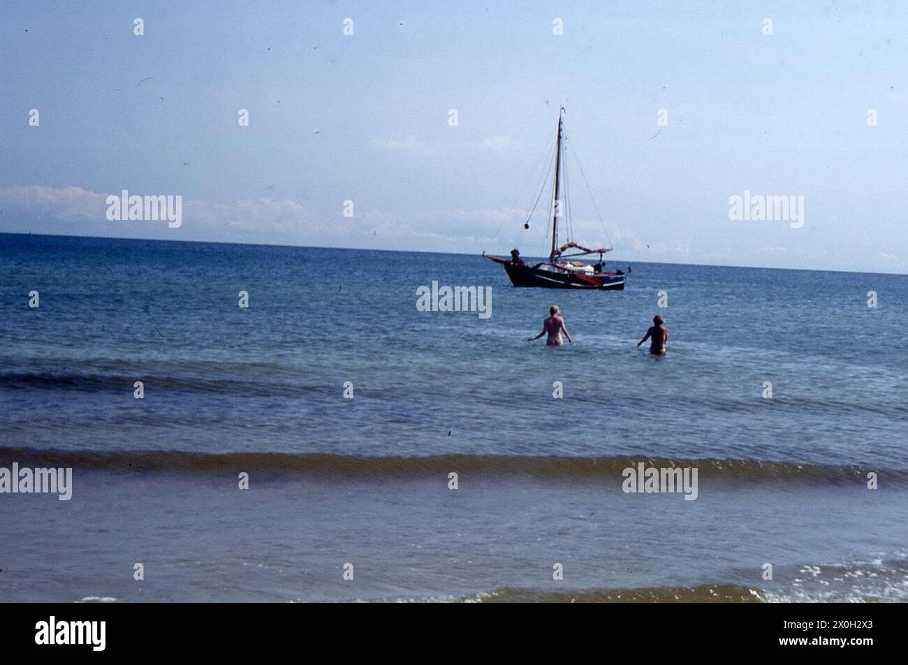 Zwei Frauen und ein Segelboot auf der Ostsee auf dem Weg nach Hiddensee. Stockfoto