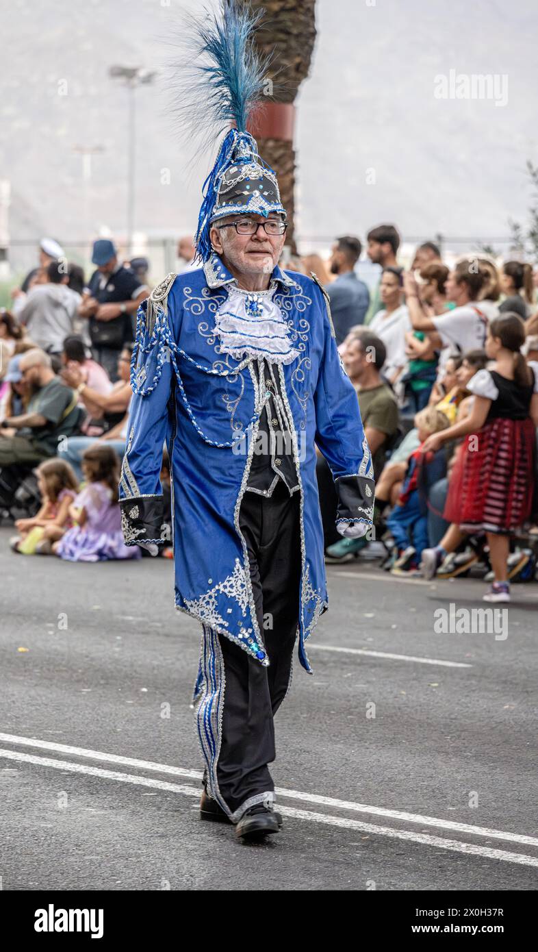 Menschen in aufwendigen Kostümen marschieren bei der Karnevalsparade von Teneriffa, 2024 Stockfoto