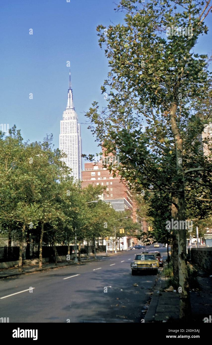 Blick von Midtown Manhattan zum Empire State Building [automatisierte Übersetzung] Stockfoto