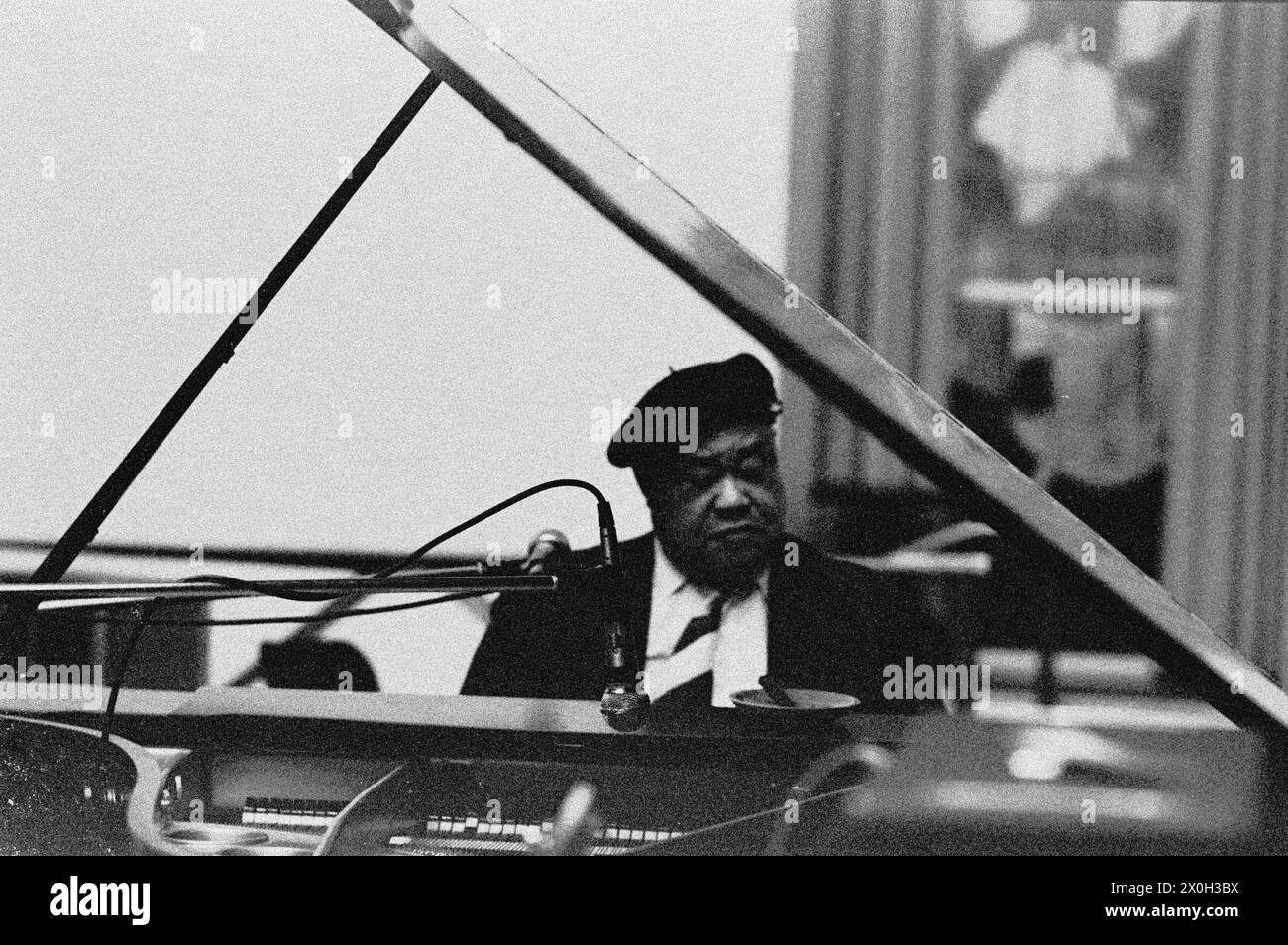 In Köln spielt ein Blues-Pianist sein Klavier. [Automatisierte Übersetzung] Stockfoto