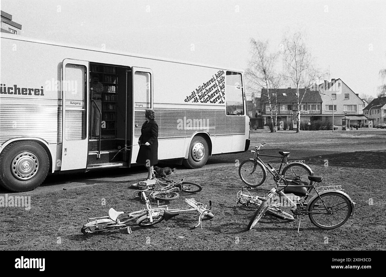 „Kleine Bücherwürmer haben den Buchbus „gestürmt“, Fahrräder liegen vor der Buseinfahrt [automatisierte Übersetzung]“ Stockfoto