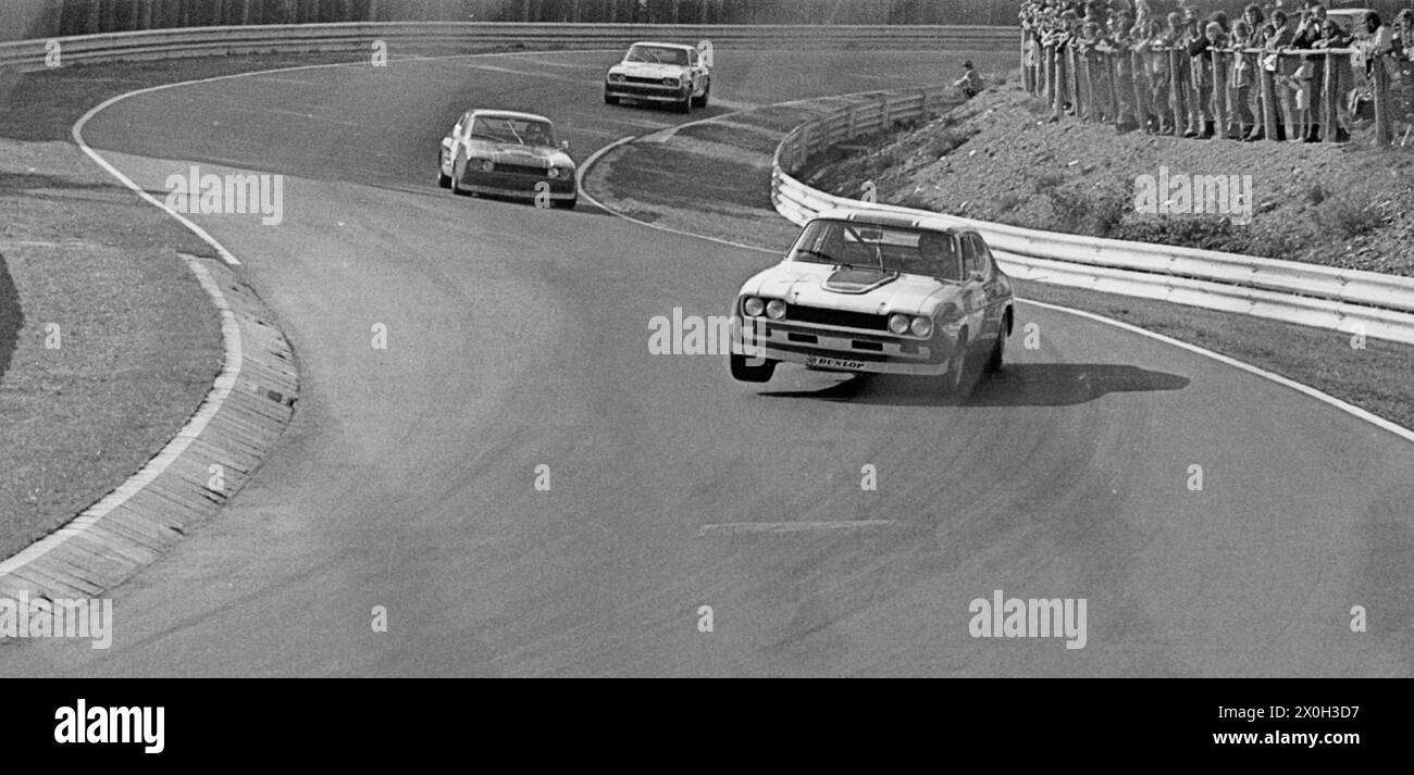 Tourenwagen-Rennen auf dem Nürburgring, Nordschleife, Ford Capri, Vorderrad hebt ab, spektakuläre Kurventechnik [automatisierte Übersetzung] Stockfoto