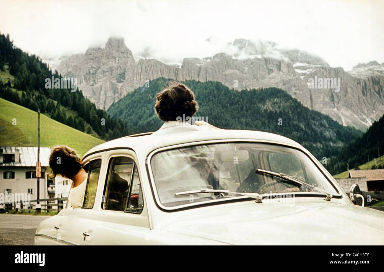 Zwei Frauenköpfe ziehen sich aus dem Auto zur Ansicht des Sella Stock [automatisierte Übersetzung] Stockfoto