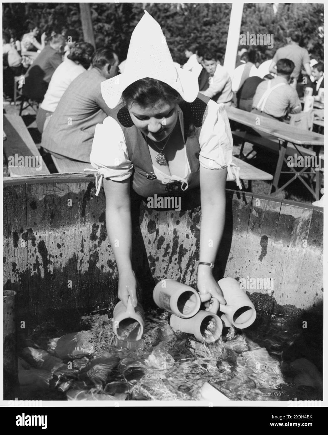 Eine Kellnerin putzt Bierbecher während des Münchner Oktoberfestes. [Automatisierte Übersetzung] Stockfoto