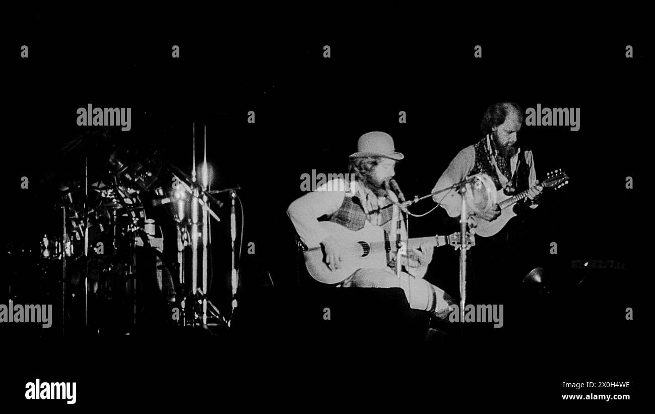 Ian Anderson und Martin Barre an Akustikgitarren [automatisierte Übersetzung] Stockfoto