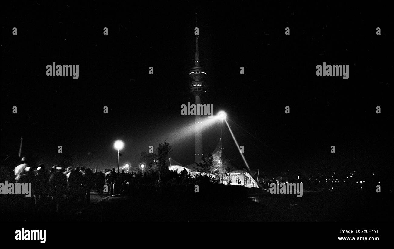 Vorbei am Hallenbad und Olympiaturm geht es zurück in die Stadt [automatisierte Übersetzung] Stockfoto