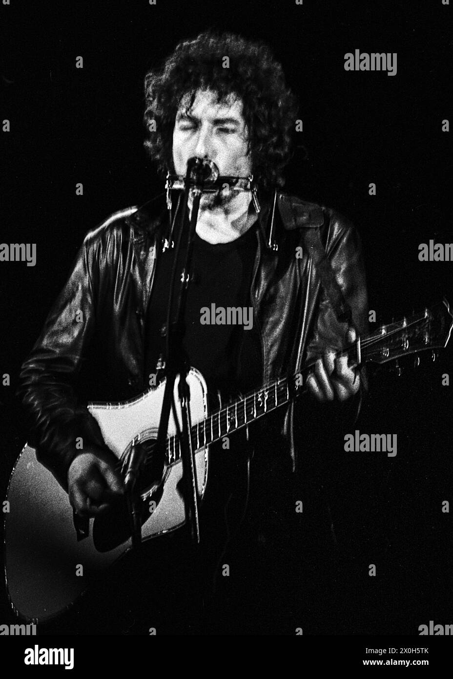 Dylan mit Akustikgitarre und Mundharmonika [automatisierte Übersetzung] Stockfoto
