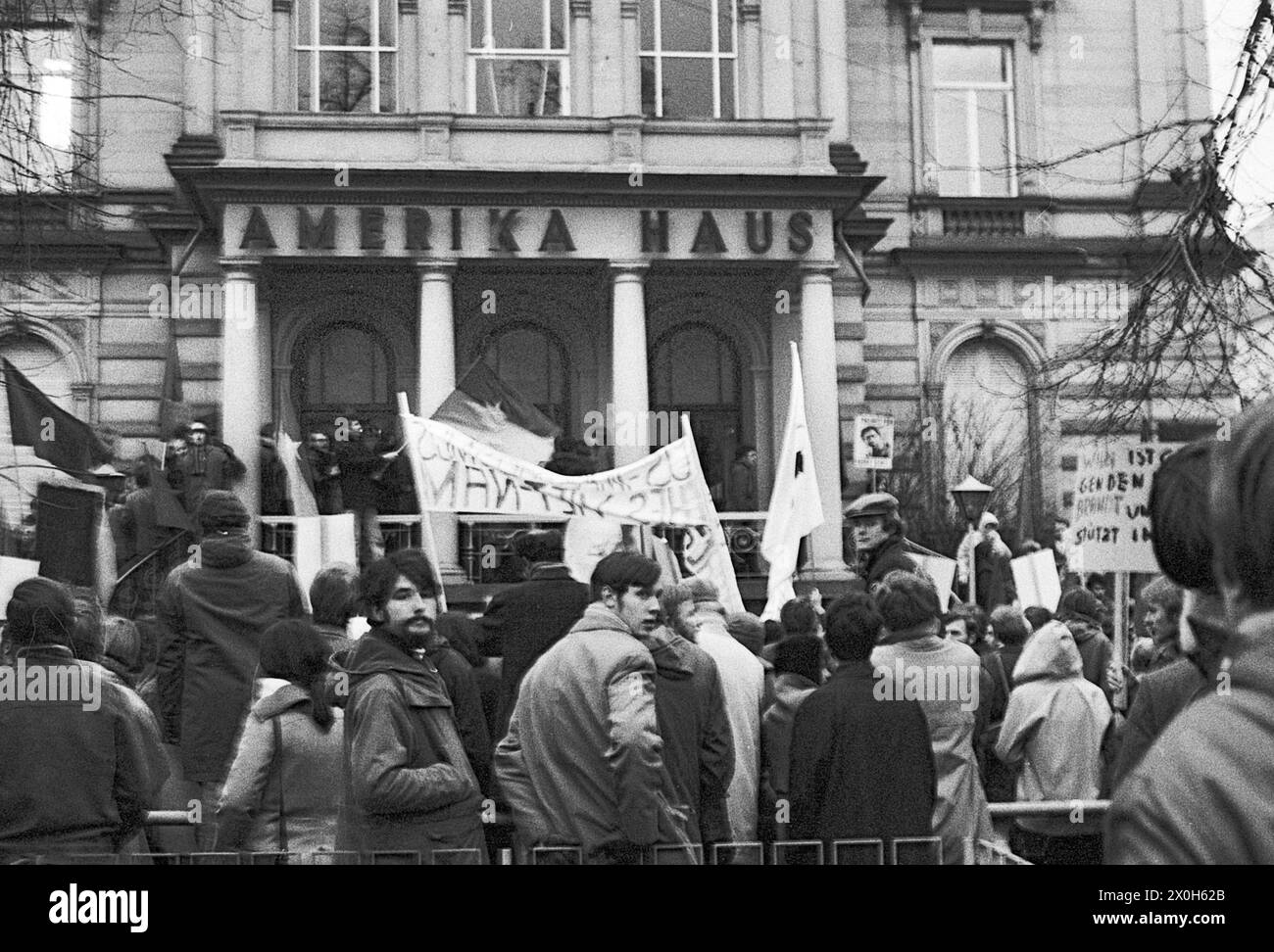 Proteste für die Black Panther-Bewegung und gegen den Vietnamkrieg vor dem Heidelberger Amerikahaus. [Automatisierte Übersetzung] Stockfoto