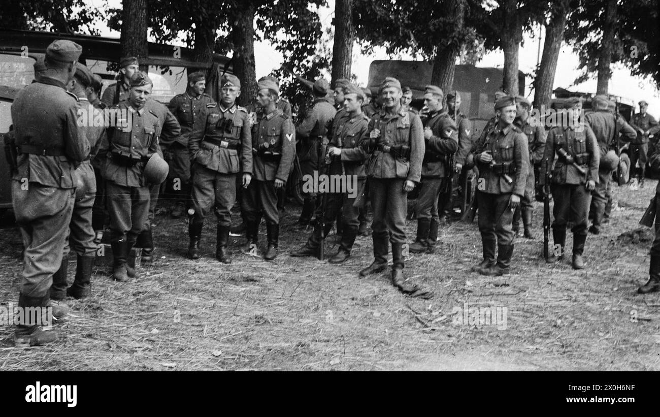 Break im marsch einer LKW-Spalte. Die Soldaten sind bereit für die Schlacht und einige tragen Handgranaten in ihren Gürteln. Das Bild wurde von einem Mitglied des 154. Infanterieregiments/58. Infanteriedivision in Frankreich aufgenommen. [Automatisierte Übersetzung] Stockfoto