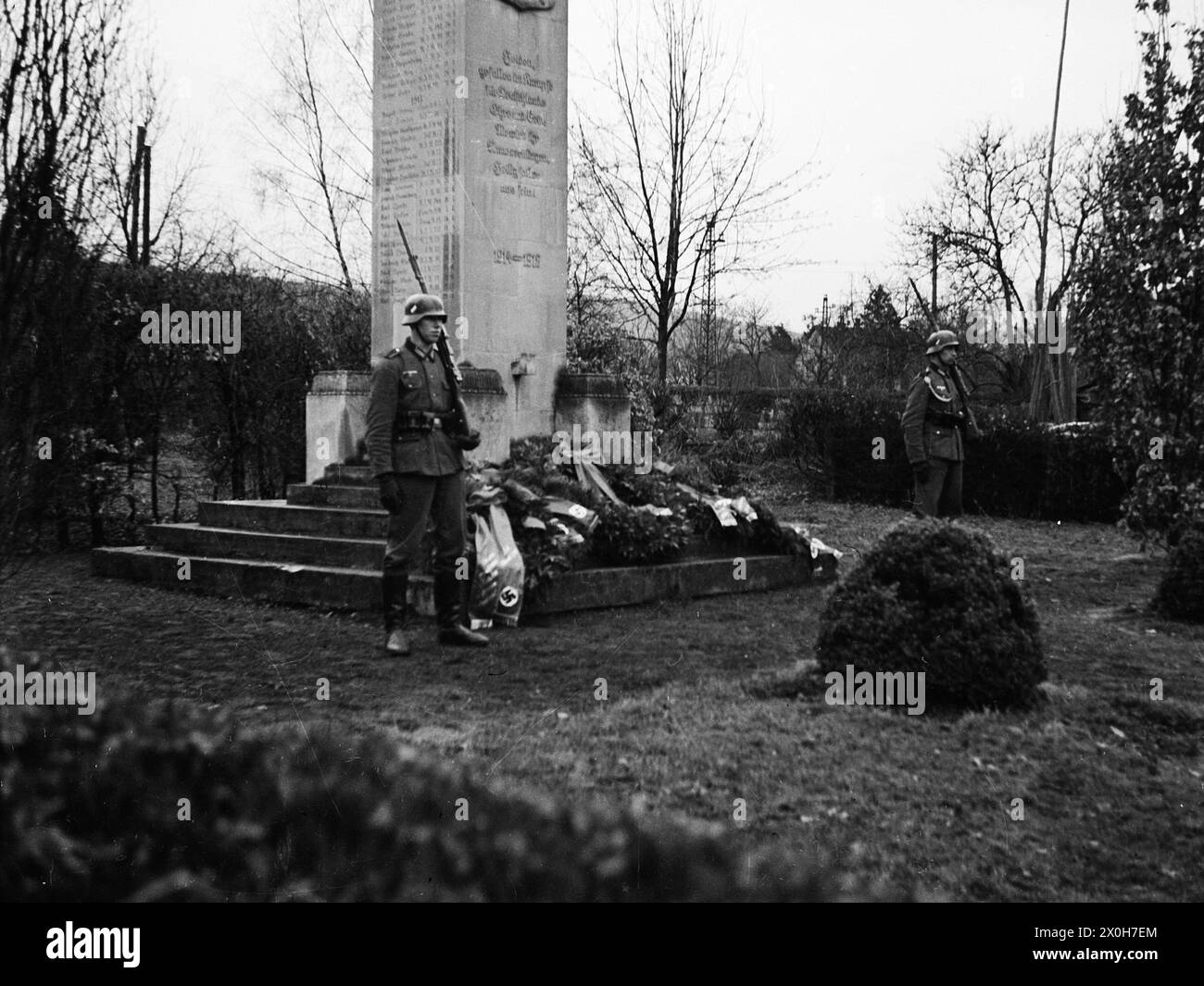 Soldaten stehen vor einer Gedenkstätte für den 1. Weltkrieg. [Automatisierte Übersetzung] Stockfoto