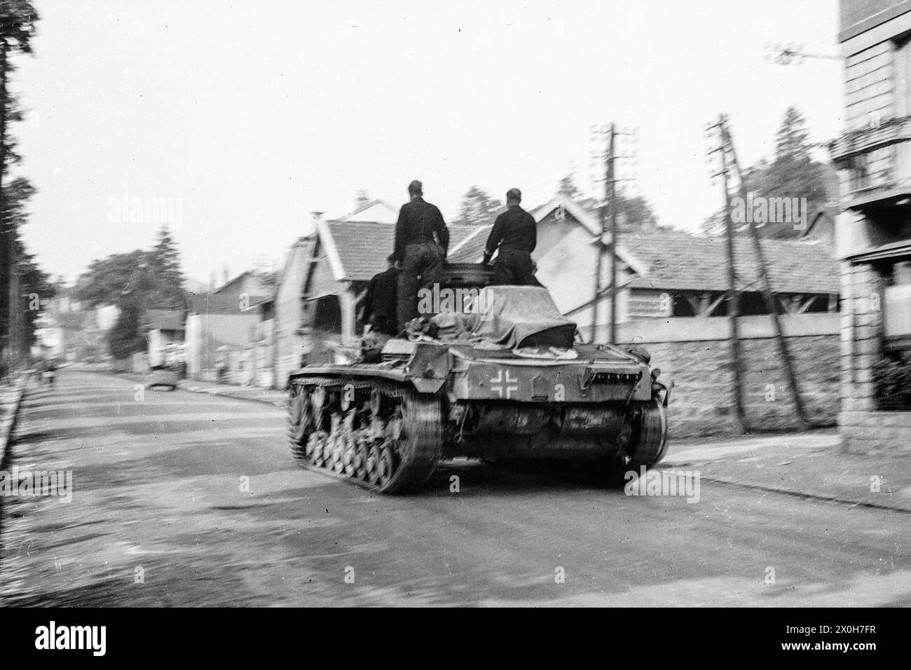 Da die Besatzung des Panzers III in Frankreich offen auf dem Panzer reitet, ist hier kein feindlicher Kontakt zu erwarten. Das Foto wurde von einem Mitglied des 154. Infanterieregiments/58. Infanteriedivision in Frankreich aufgenommen. [Automatisierte Übersetzung] Stockfoto